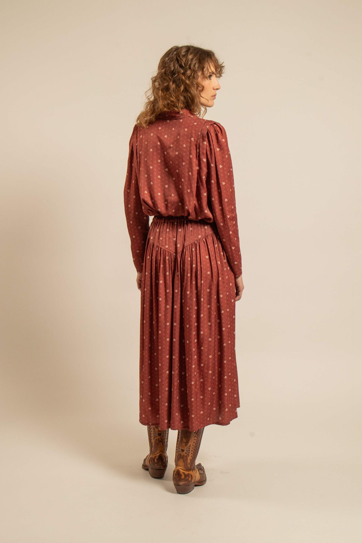 Jupe longue cerise à taille élastiquée et fronces portée avec un haut assorti à manches longues dans un look féminin d’inspiration provençale