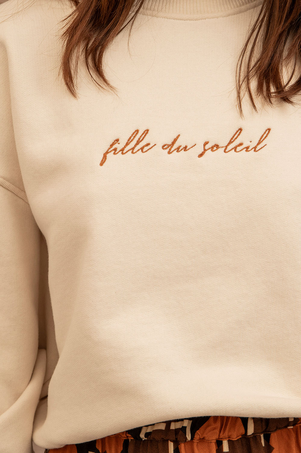 LA TREILLE MAISON ENSOLEILLEE SWEAT BRODÉ FILLE DU SOLEIL