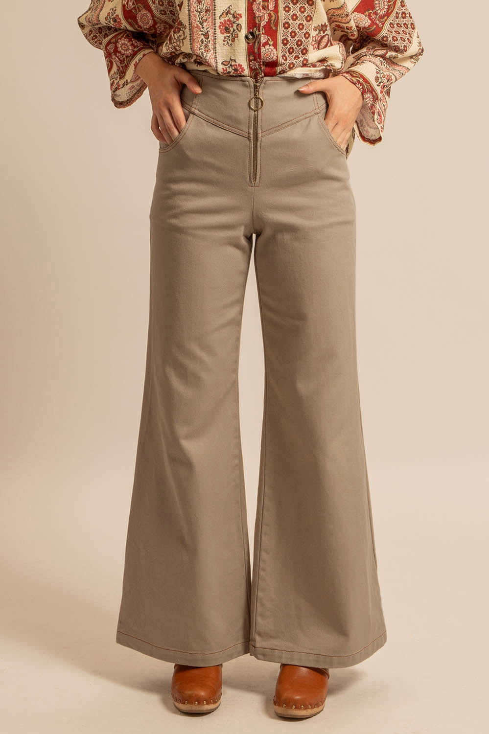 pantalon en denim beige taille haute coupe flare, fabriqué en France