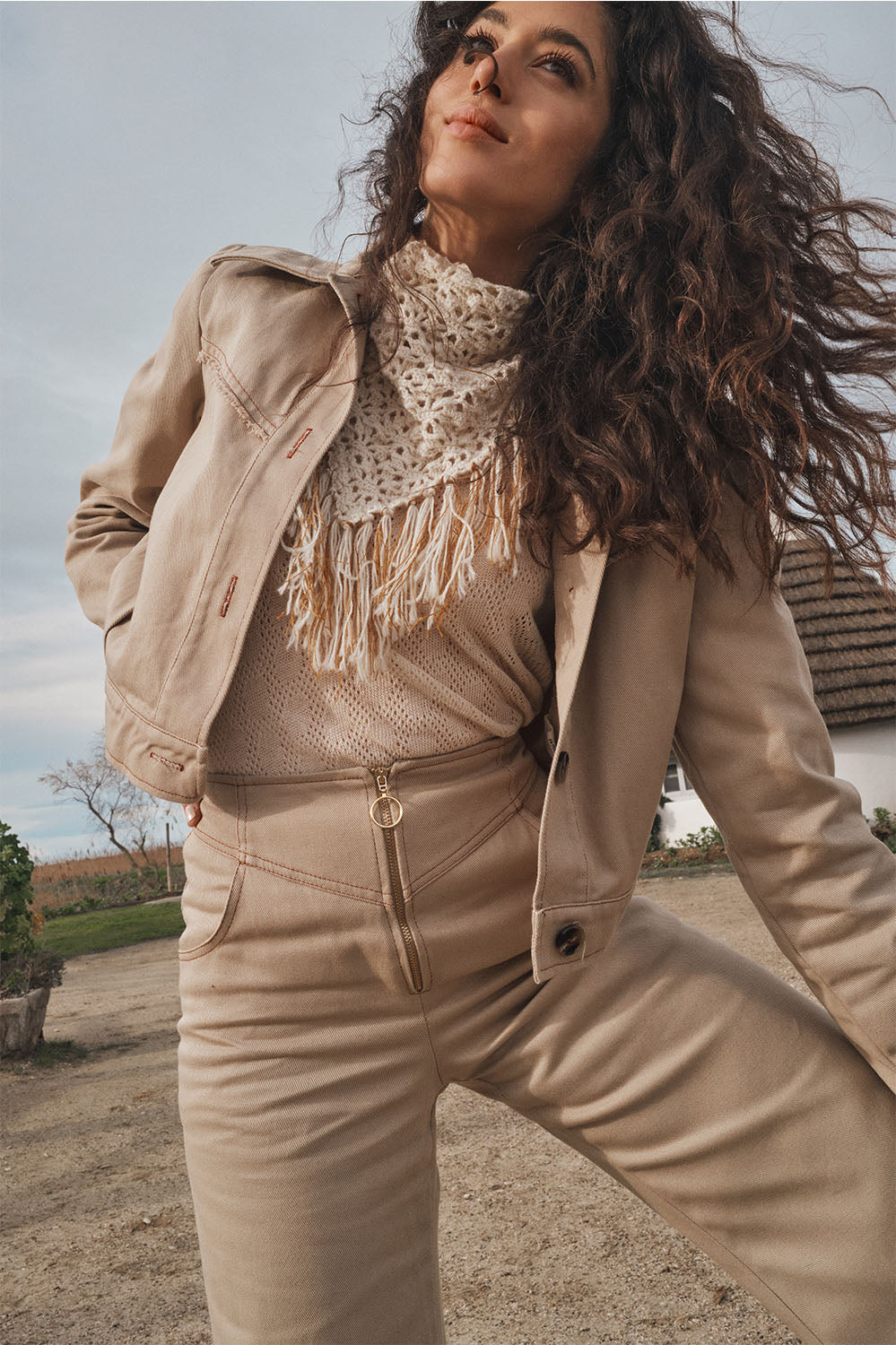 pantalon en denim beige taille haute coupe flare, fabriqué en France