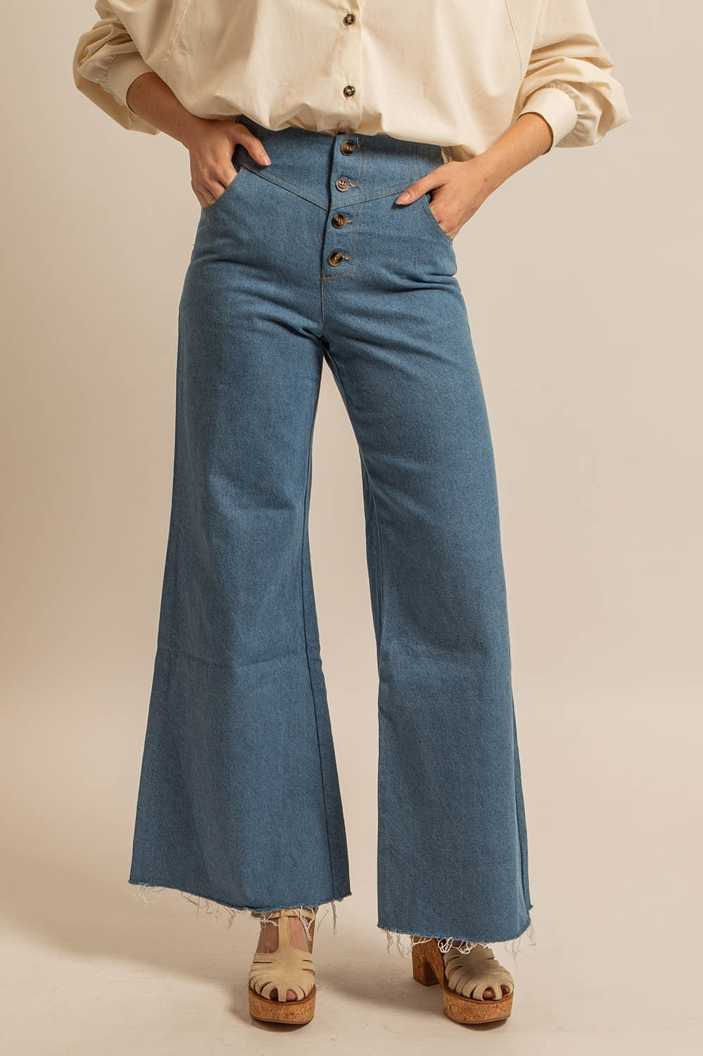 pantalon en denim bleu jeans taille haute coupe flare, fabriqué en France