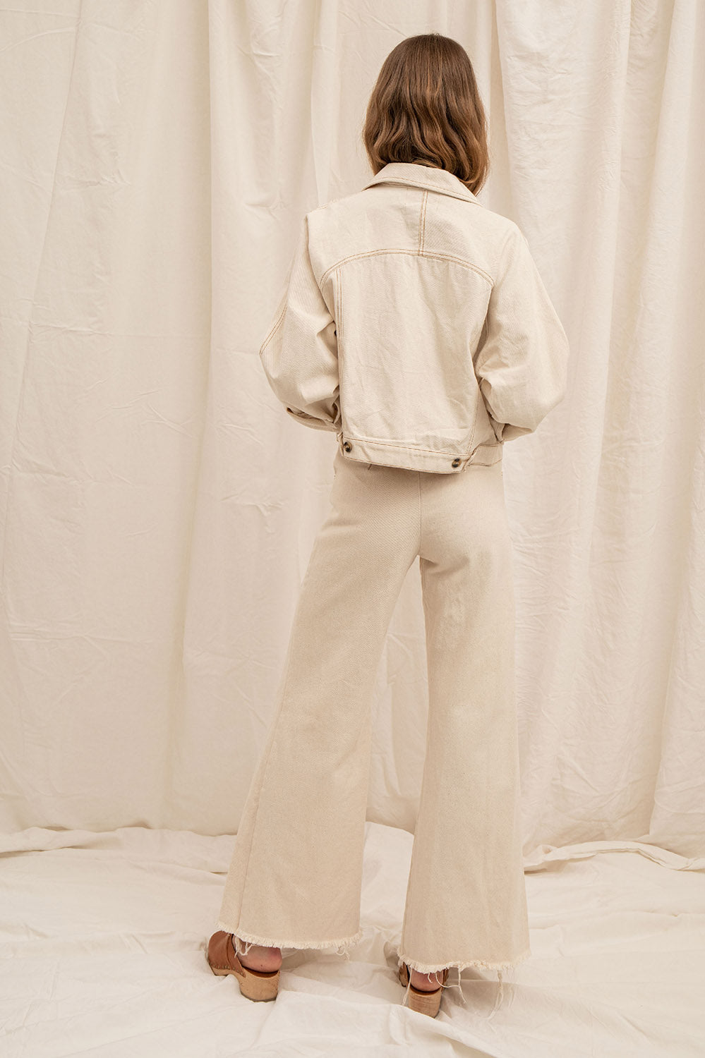 Vue de dos du blouson Jane écru, patte de resserrage et coupe structurée – La Treille