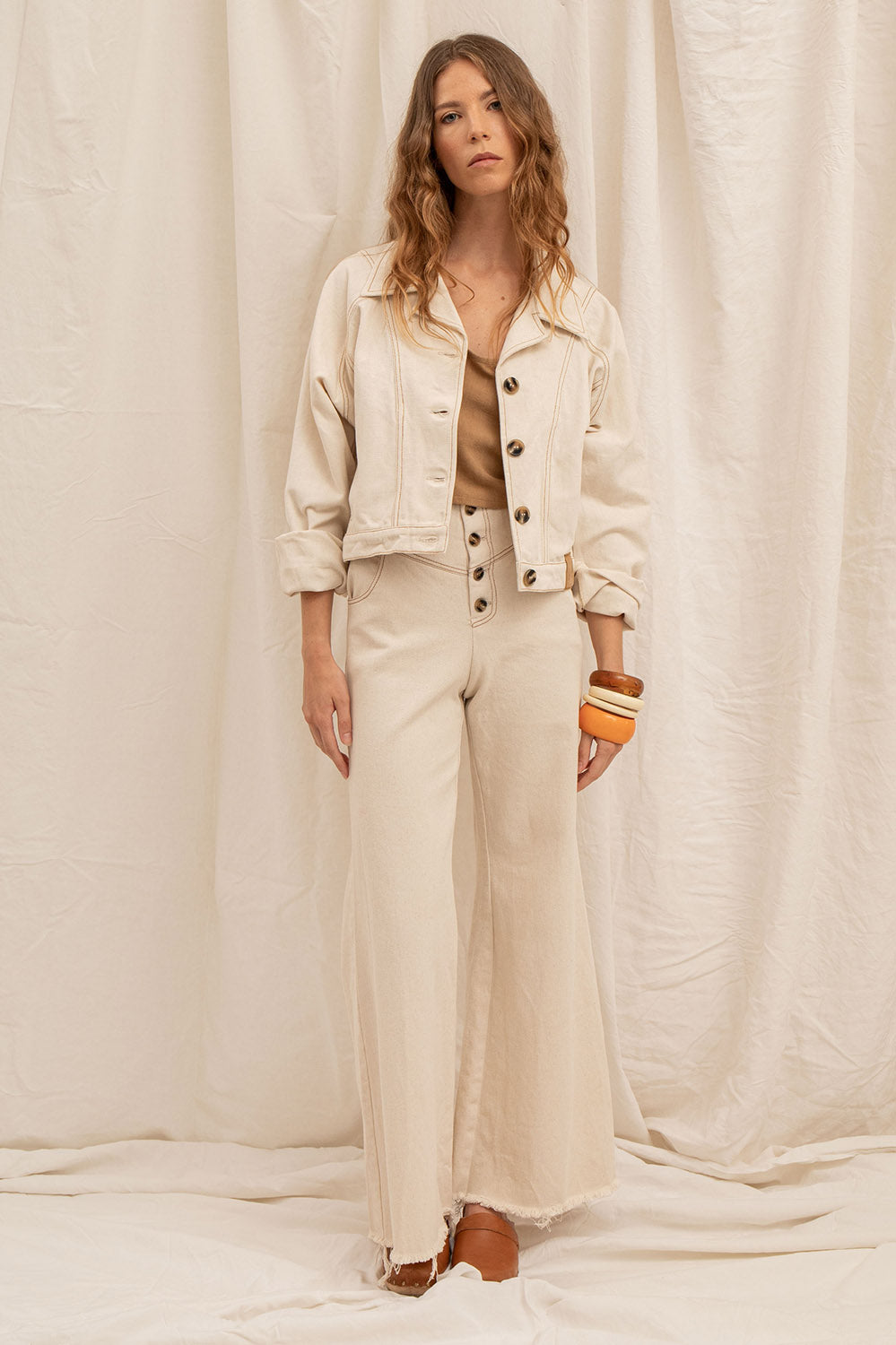 Blouson Jane coloris écru porté fermé, coupe chauve-souris et jacron signature – La Treille maison ensoleillée