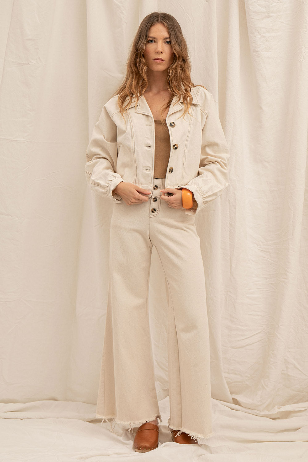 Blouson Jane en denim écru vu de face, coupe oversize et boutons marbrés – La Treille maison ensoleillée