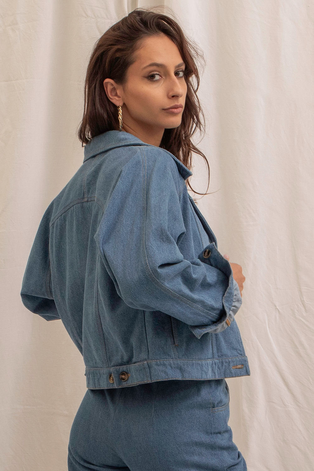Vue de dos du blouson Jane en jean avec pattes de resserrage et coutures contrastées.