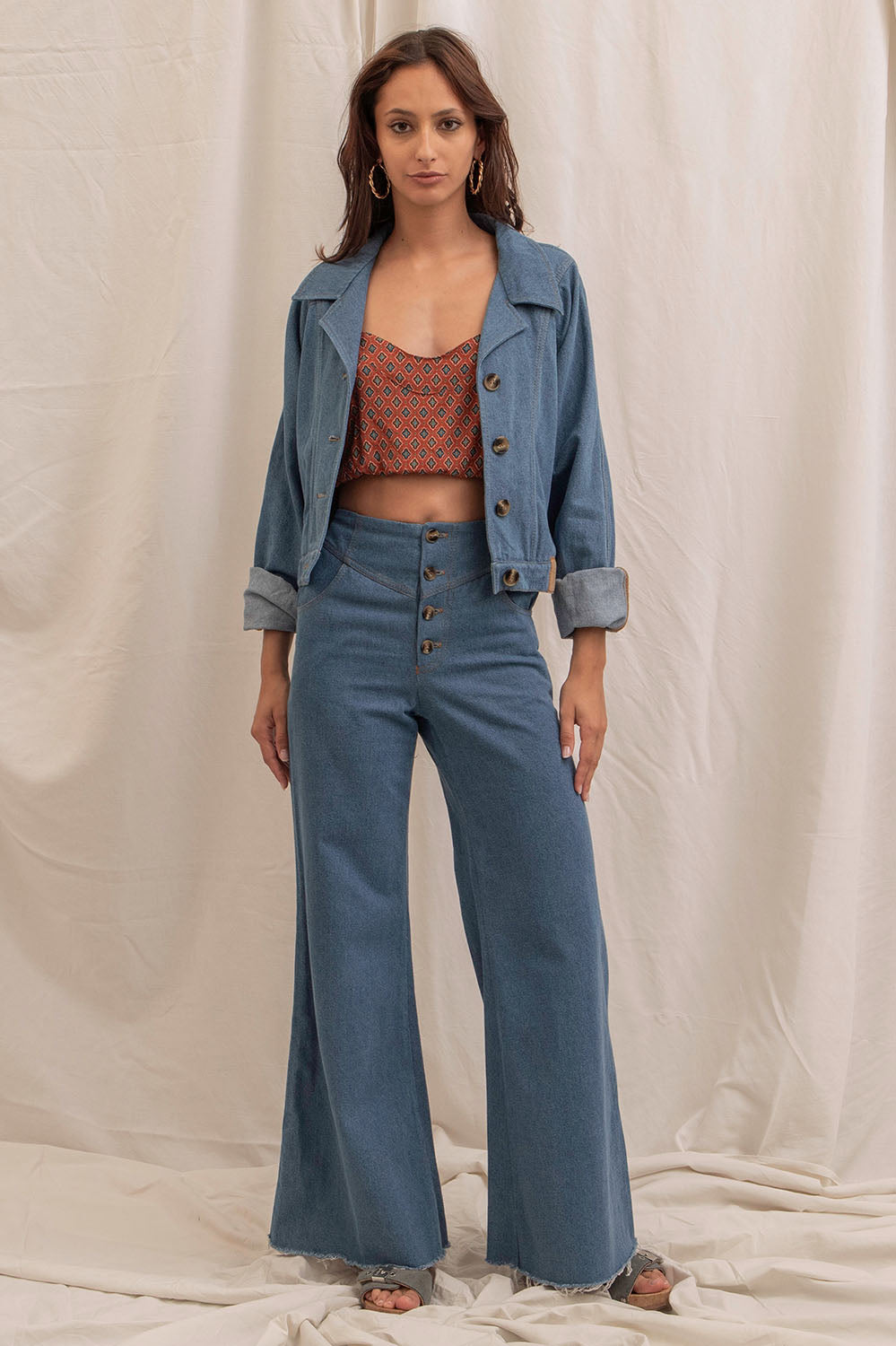 Blouson Jane en denim, coupe oversize, manches chauve-souris et surpiqûres camel.