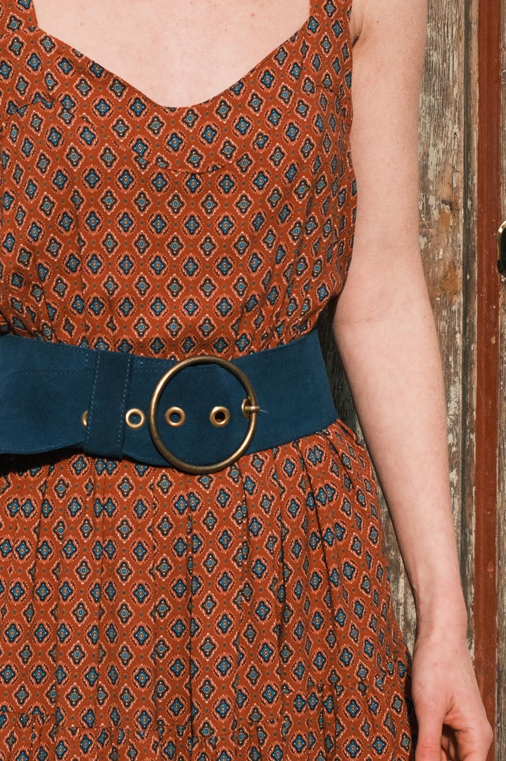 Ceinture large Dolly en cuir suédé bleu portée sur une robe à motif vintage – La Treille maison ensoleillée