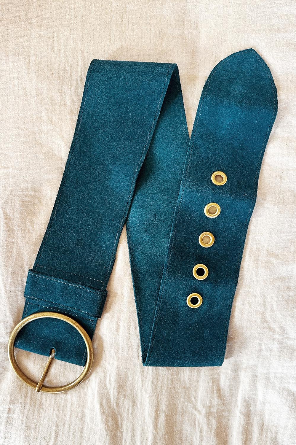 Détail de la ceinture Dolly bleu gitane avec œillets en laiton vieilli – La Treille maison ensoleillée