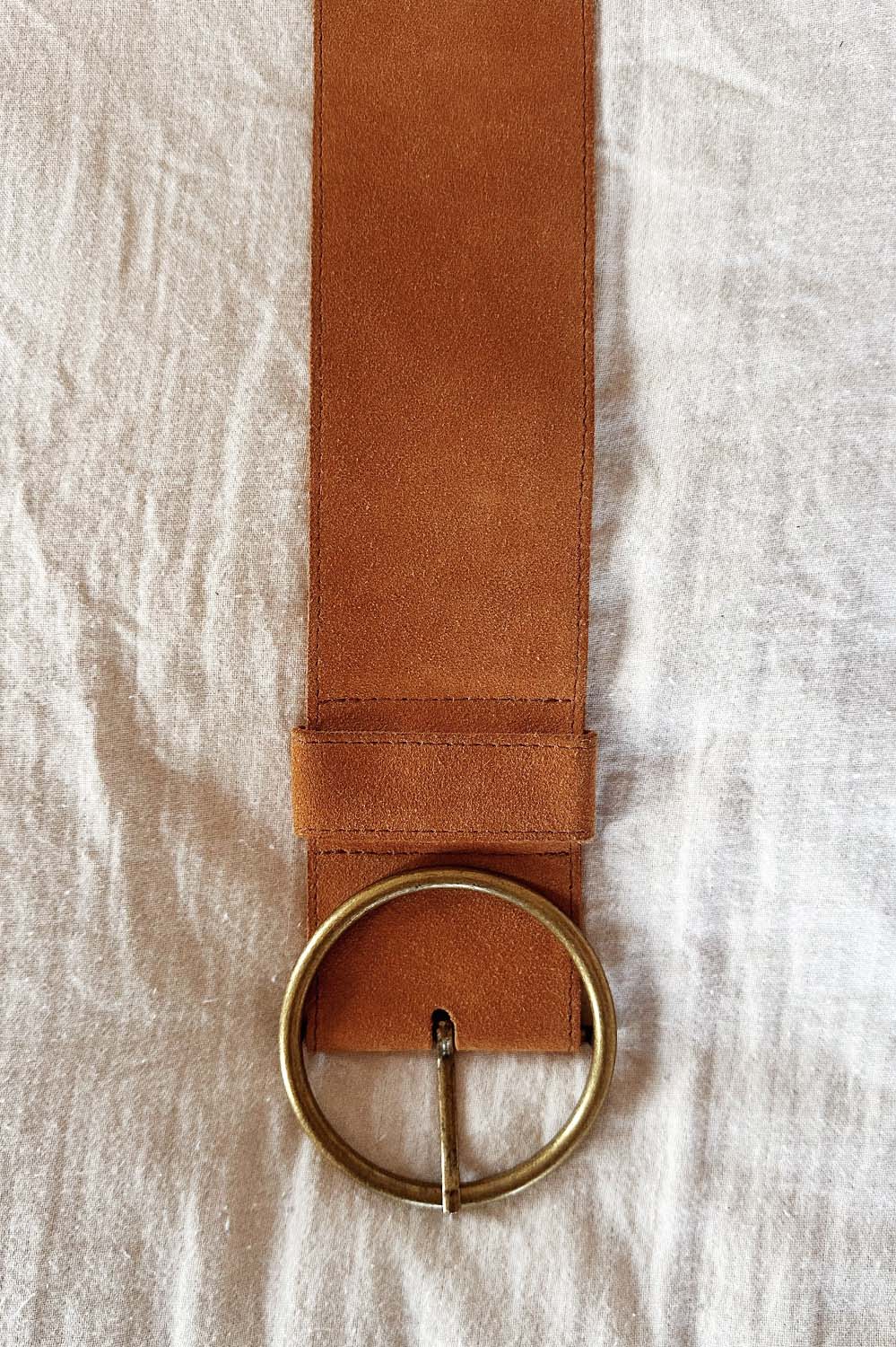 Ceinture Dolly couleur cognac vue en détail, en cuir suédé avec boucle ronde en laiton vieilli – La Treille maison ensoleillée