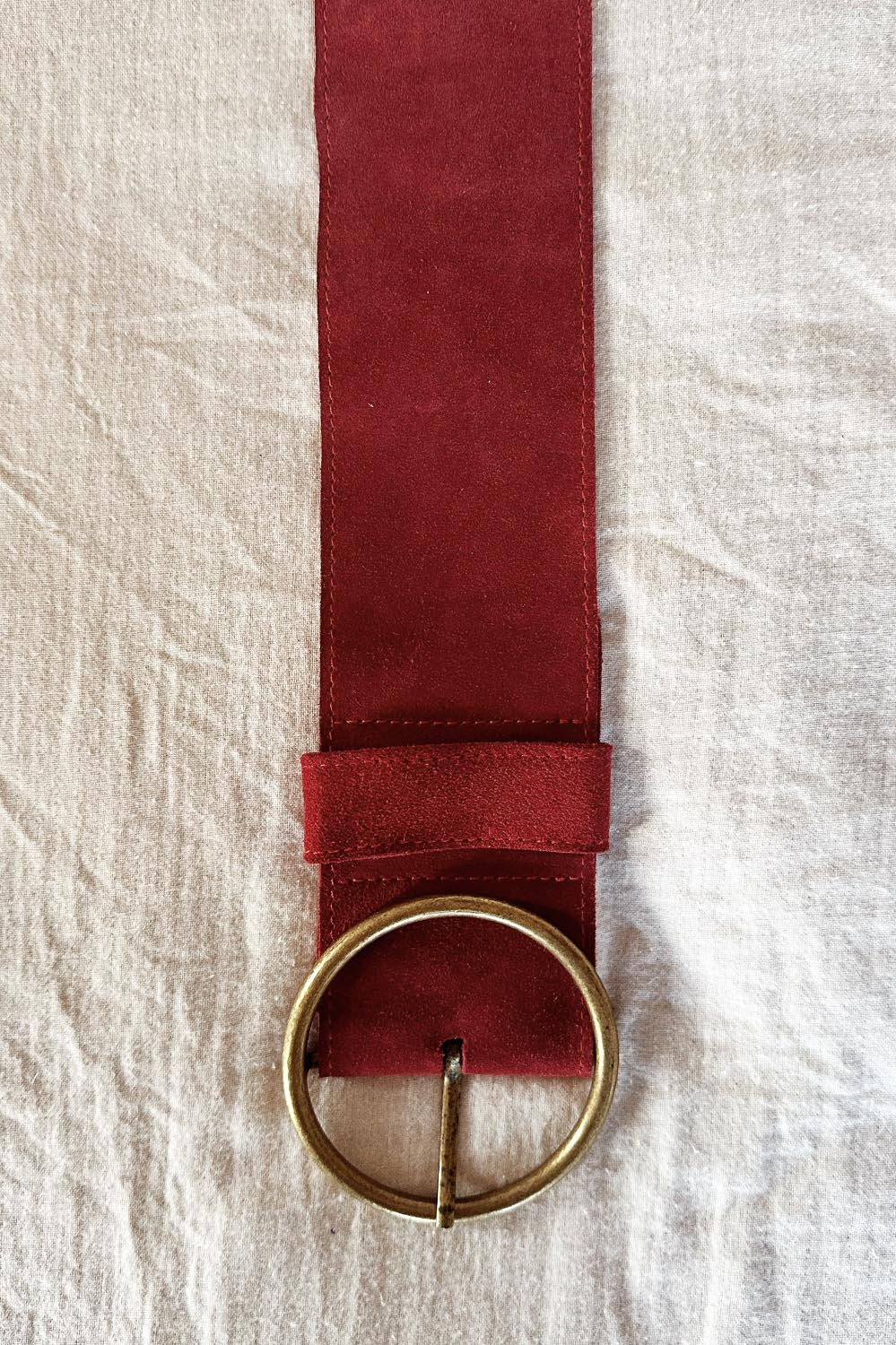 Ceinture femme rouge sienne en cuir daim, boucle ronde en laiton vieilli, fabrication artisanale française.