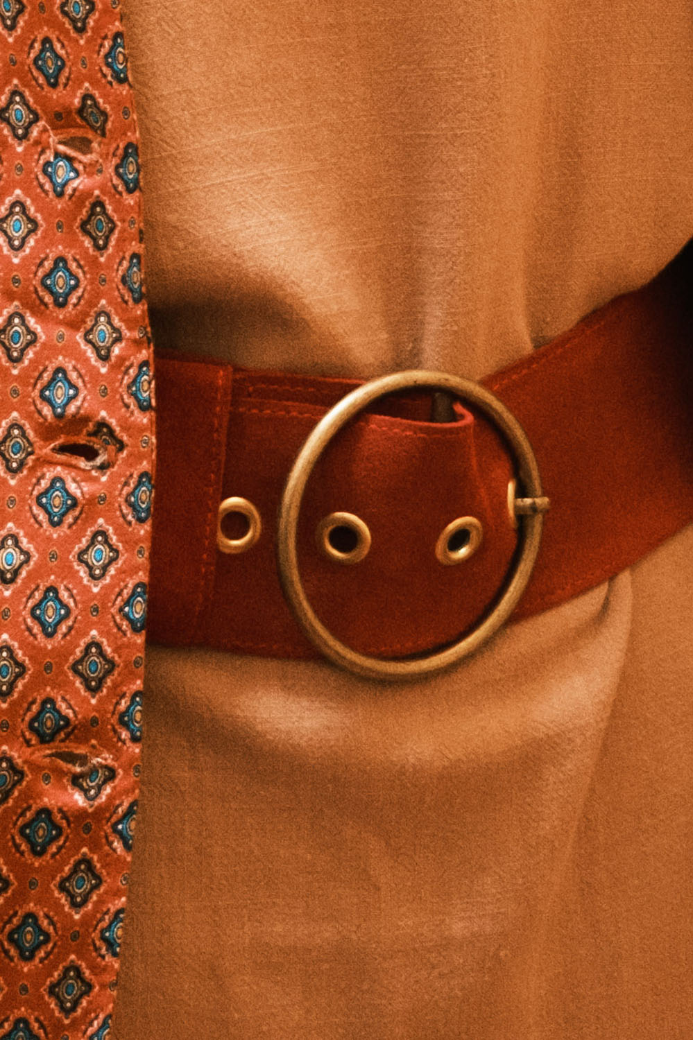 Ceinture Dolly rouge sienne en daim portée à la taille avec boucle ronde dorée, accessoire chic et rétro La Treille.