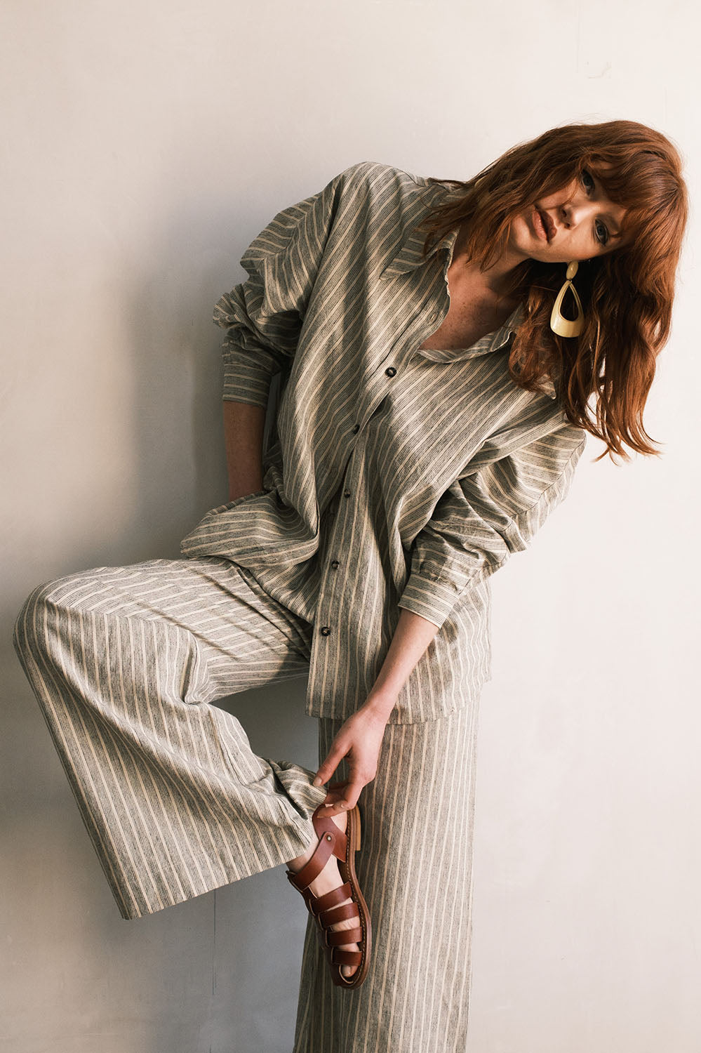 Chemise Billie rayée beige et bleu marine avec pantalon assorti, pose dynamique et décontractée