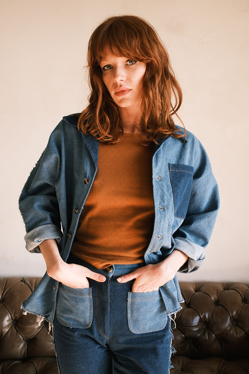 Chemise Jimmy en denim bicolore, coupe oversize, devant un canapé vintage, marque La Treille maison ensoleillée.