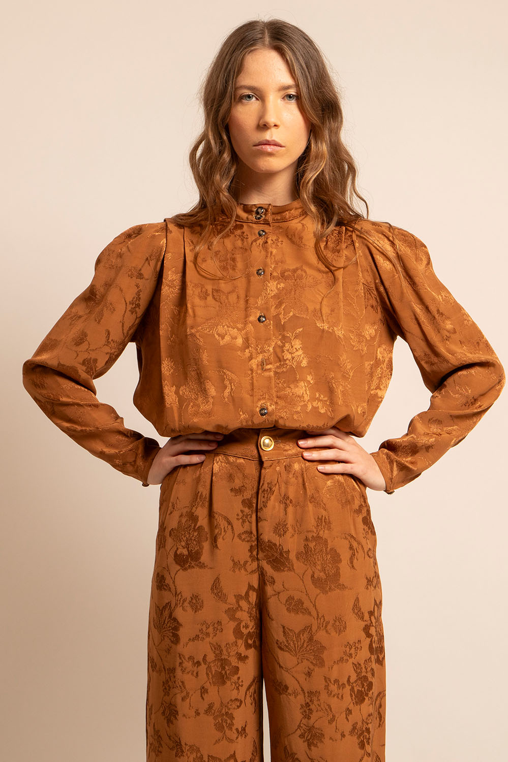 Vue rapprochée de la chemise Livia mettant en valeur le col officier et les boutons marbrés.