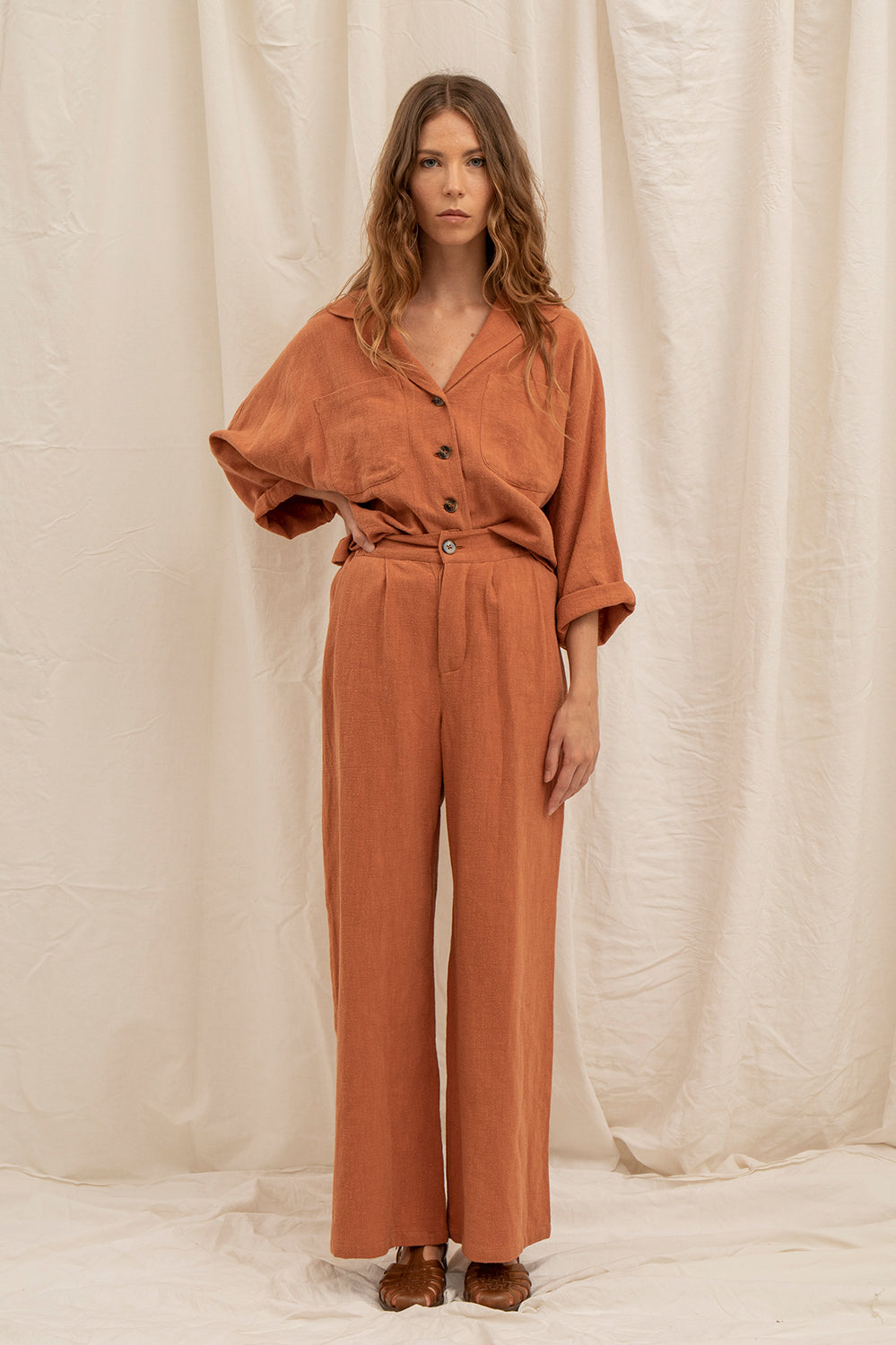 Vue droite de la chemise Romy – tombé ample, esprit naturel et féminin.