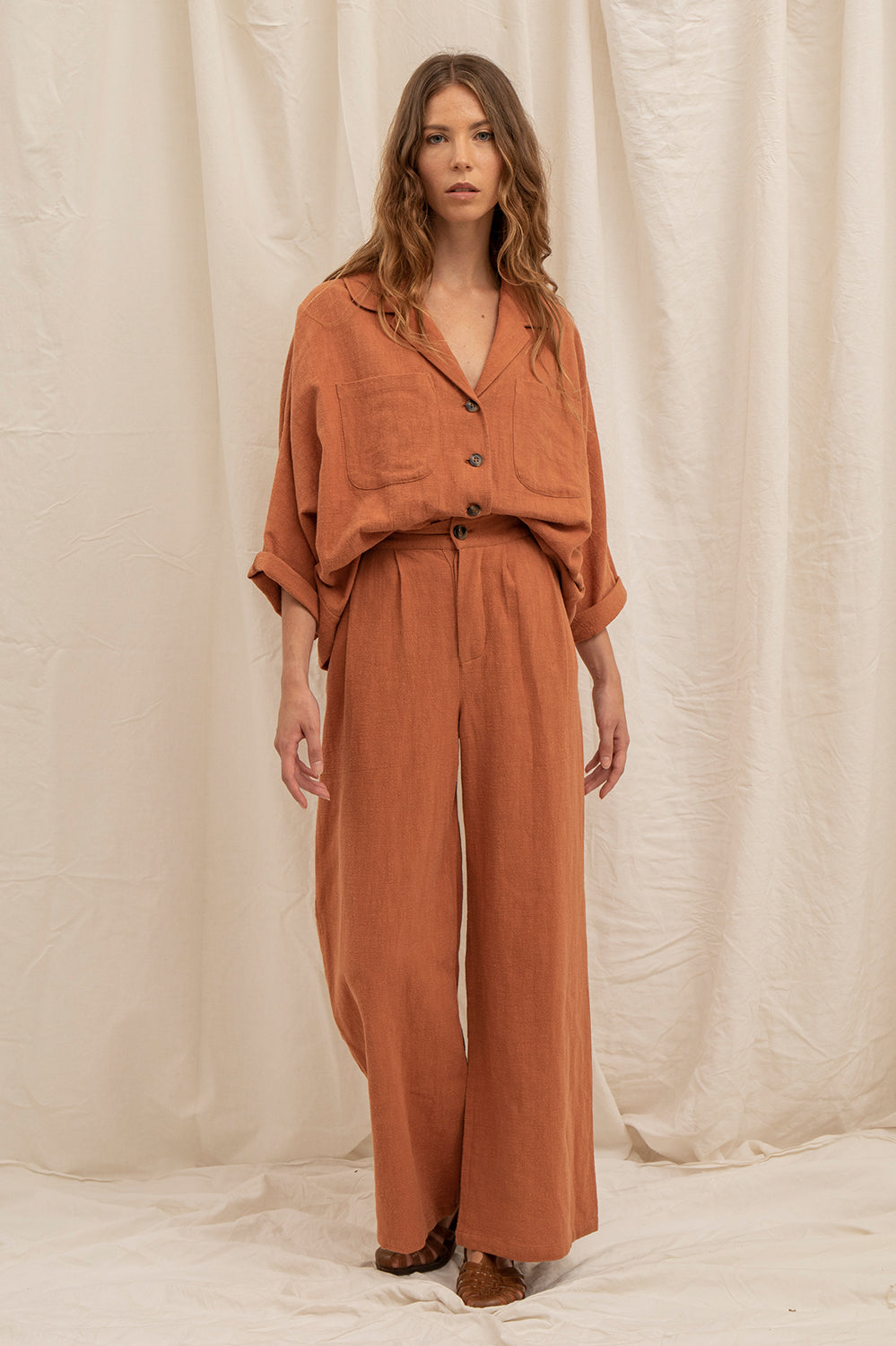 Look complet La Treille – chemise Romy argile et pantalon coordonné fluide.