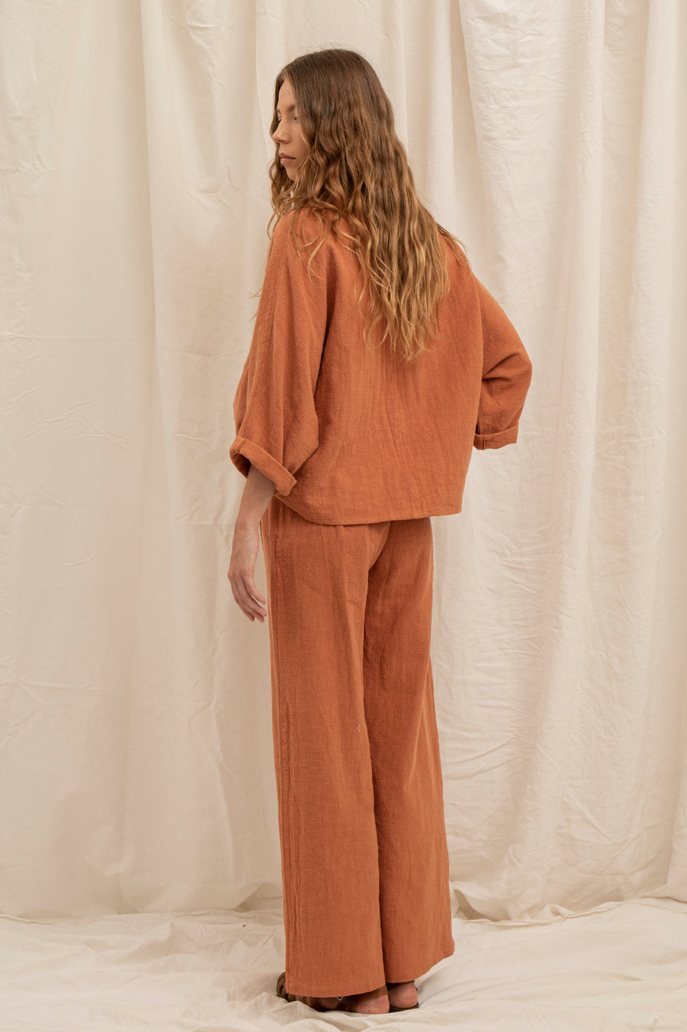 Profil de la chemise Romy argile – silhouette libre et élégante.