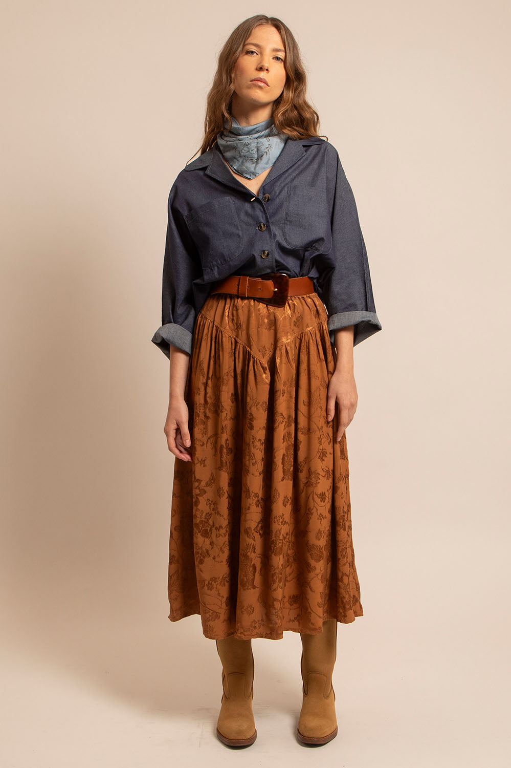 Vue de face complète de la silhouette avec la chemise Romy et un look inspiré du Far West.