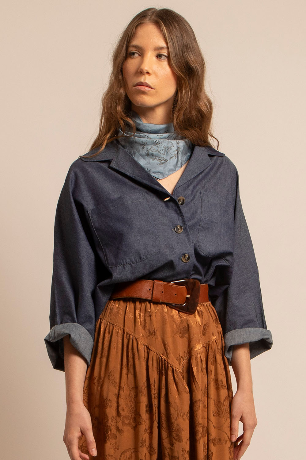 Détail de la texture chambray et des boutons marbrés de la chemise Romy en coton.