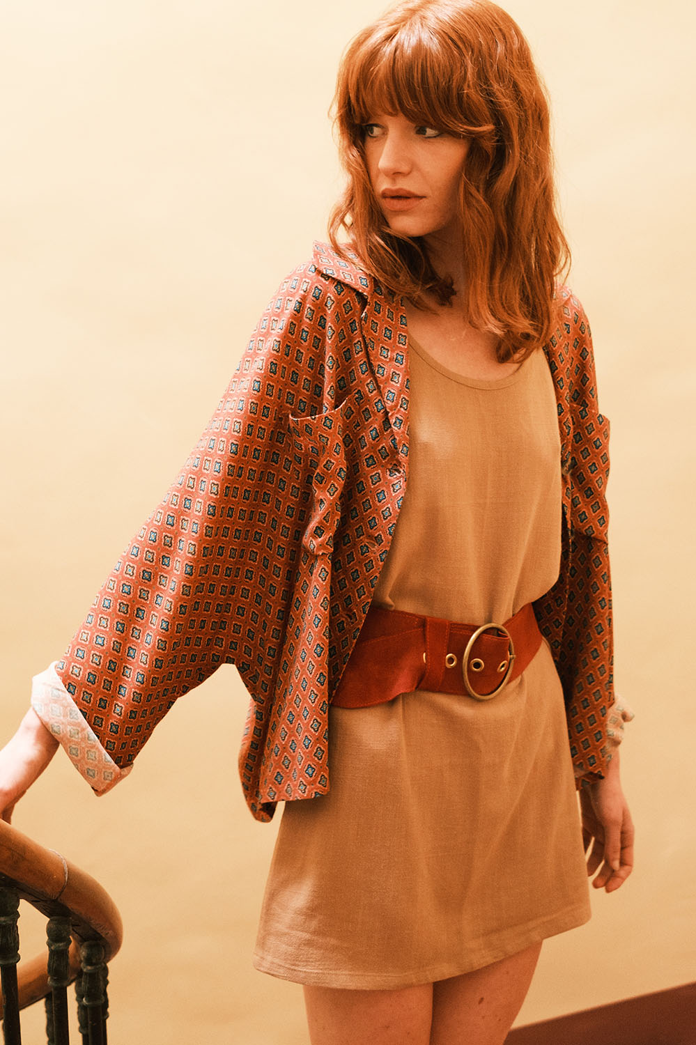Chemise ample Romy à motif provençal rouge foncé, manches kimono 3/4, look rétro chic inspiré du Sud.