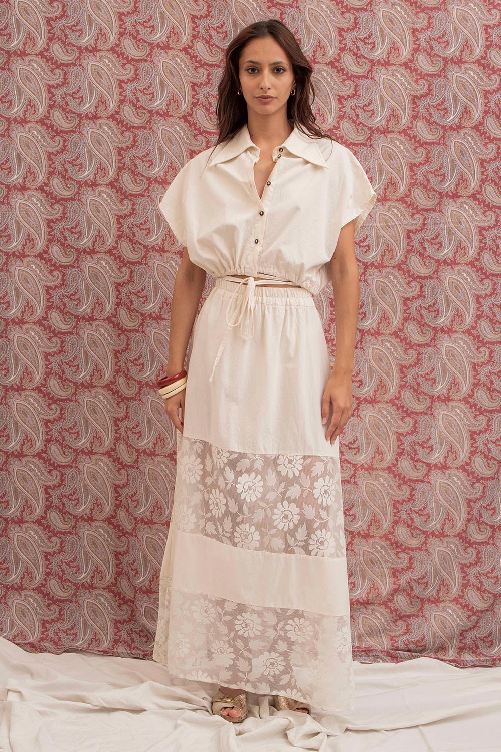 Chemisier Camila femme avec col large vintage, boutons marbrés et taille resserrée, silhouette élégante et confortable.