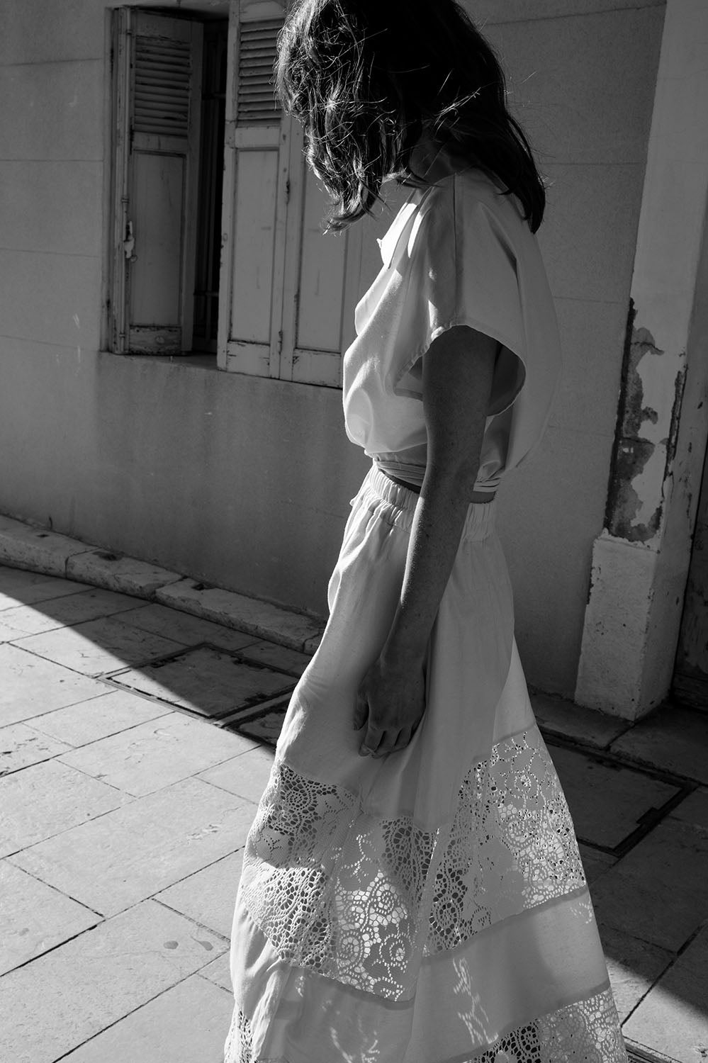 Chemisier ample Camila à col seventies, lien à la taille et coupe fluide, look vintage sous le soleil du Sud.