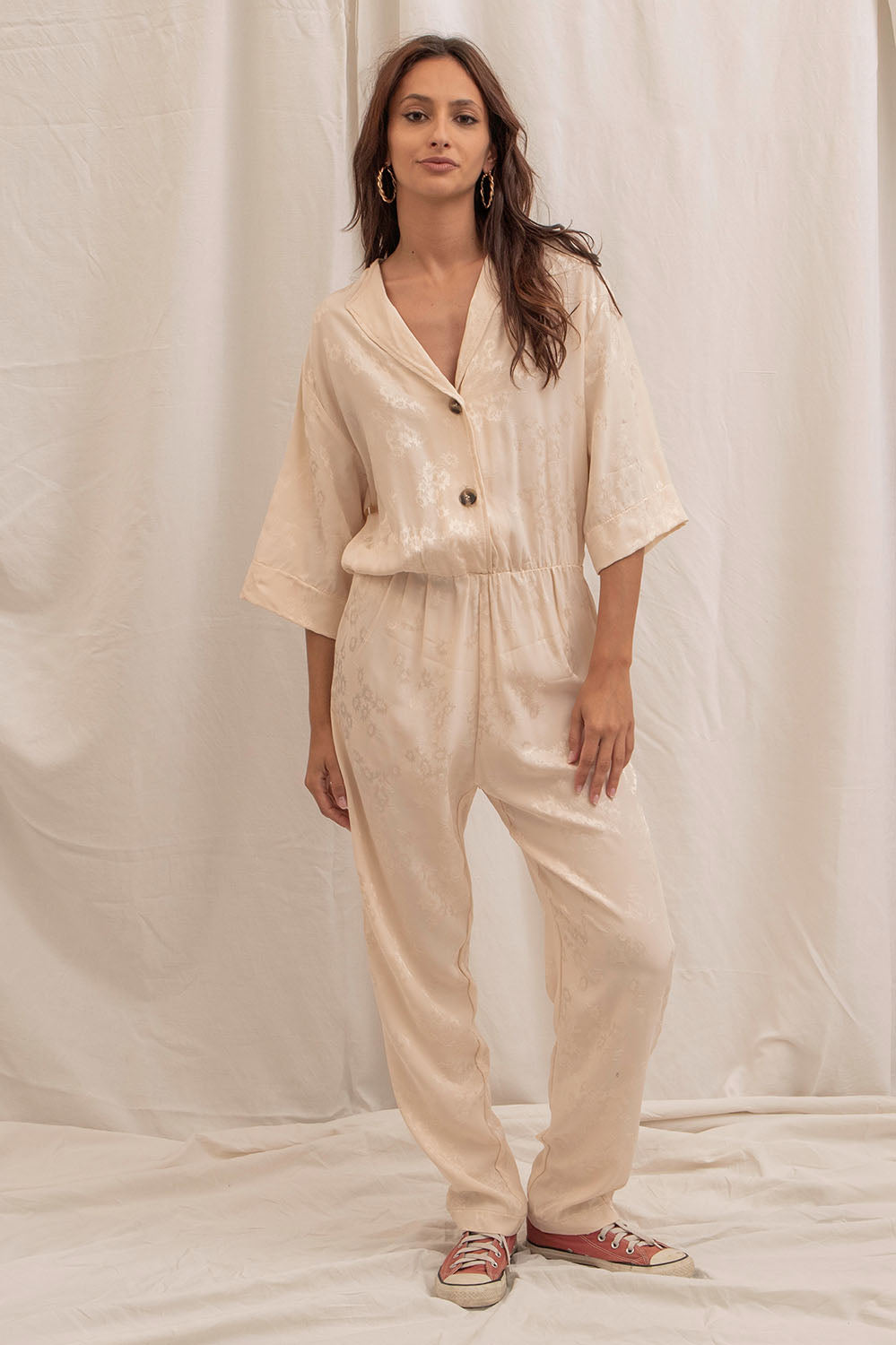 Combinaison Lison portée dans un style décontracté, jambes resserrées et tissu crème lumineux.