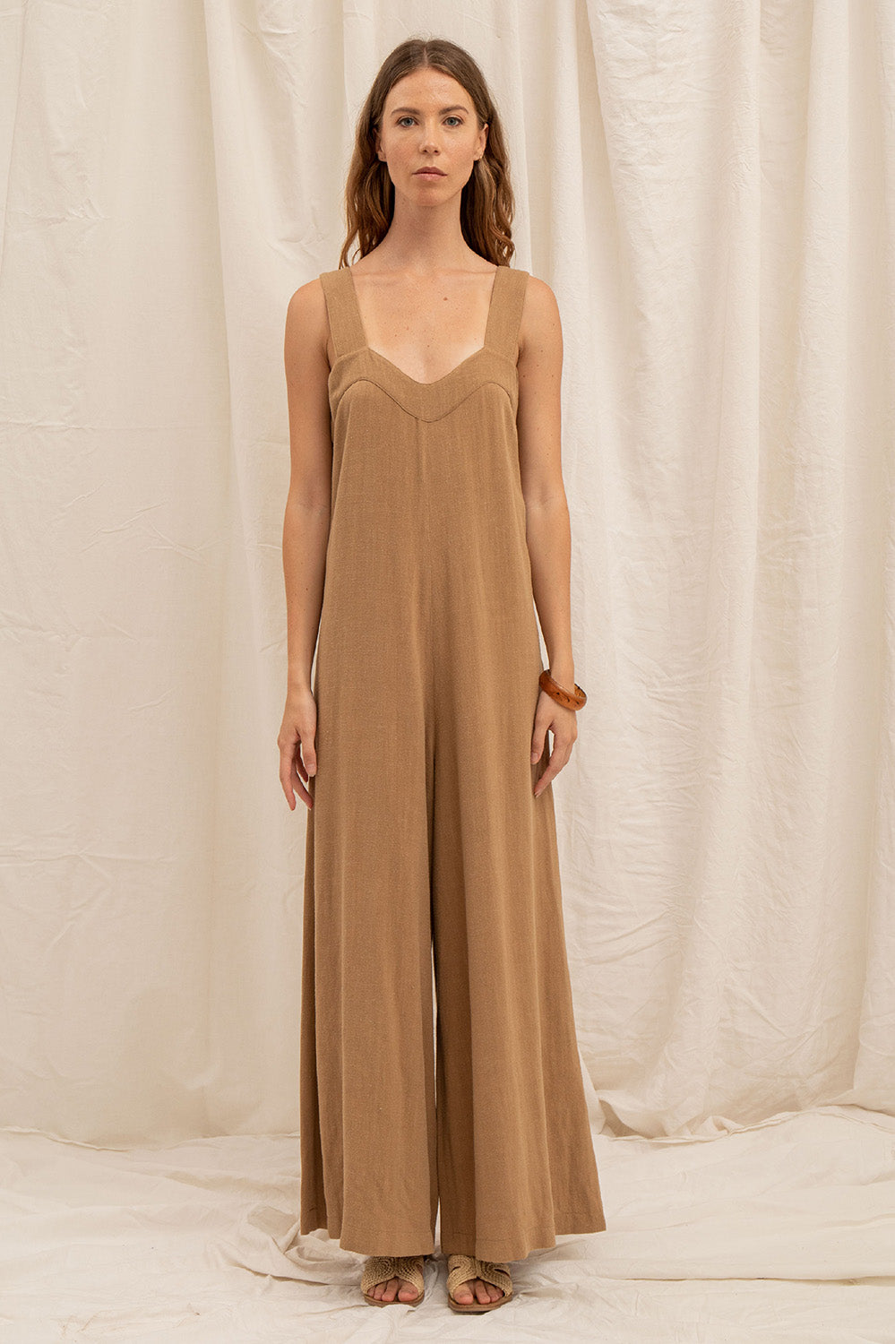 Combinaison Susanna en lin camel, vue de face, avec bretelles larges et jambes amples.
