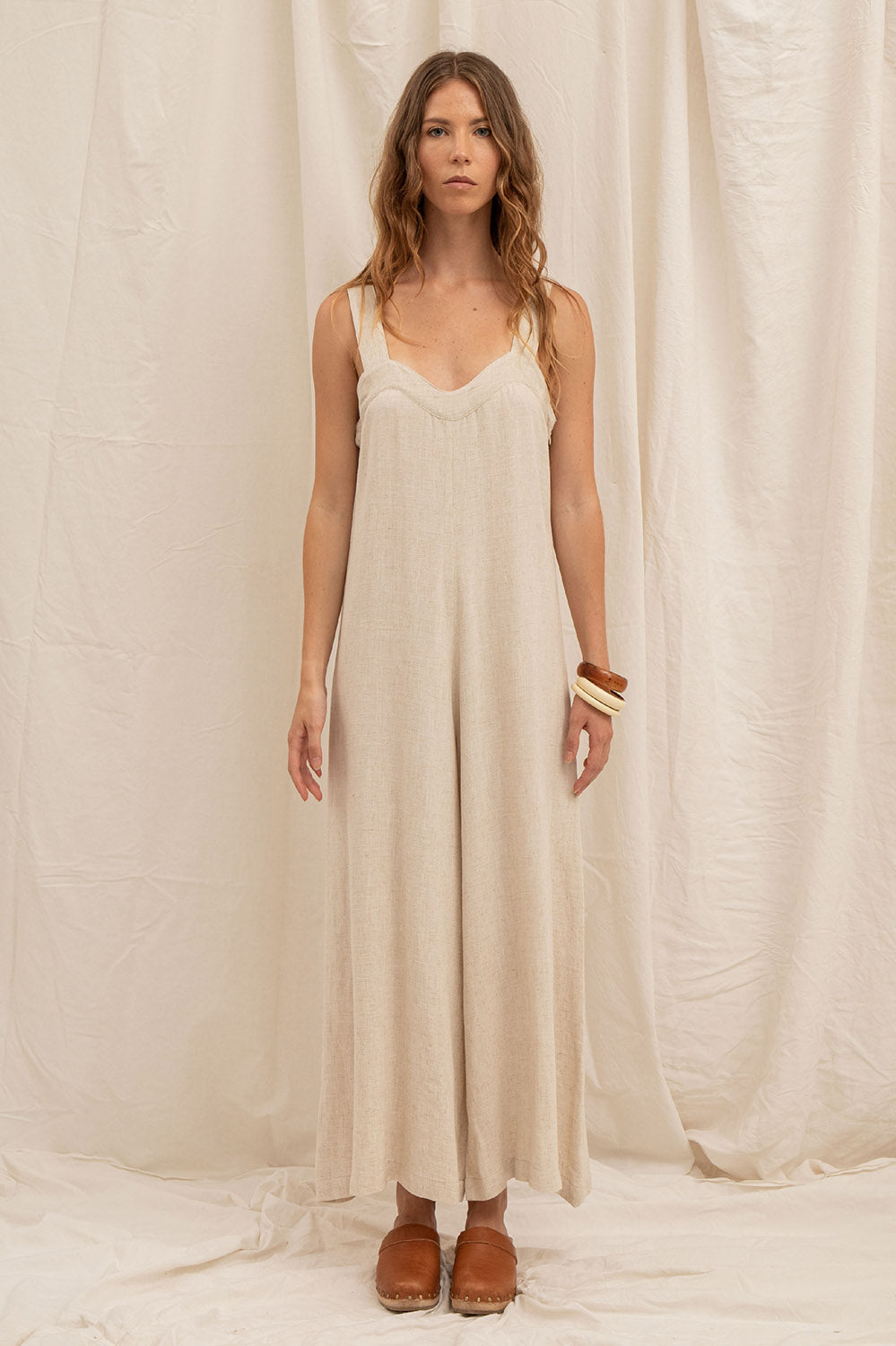 Combinaison Susanna en lin naturel, coupe fluide et décolleté cœur devant.