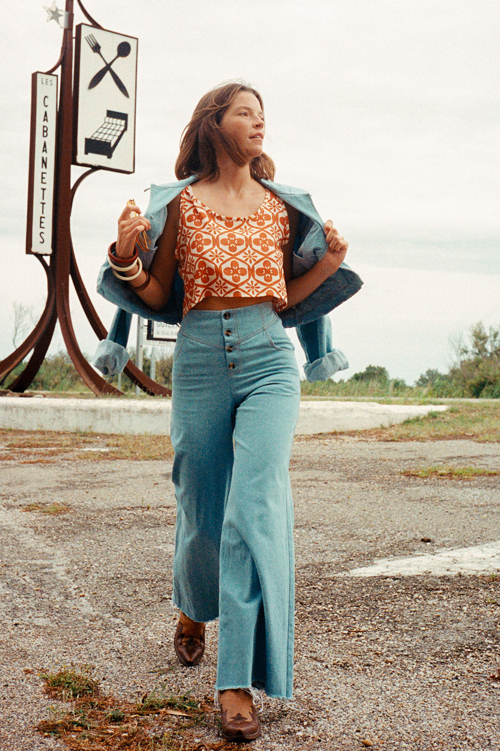 pantalon en denim bleu délavé taille haute coupe flare, fabriqué en France