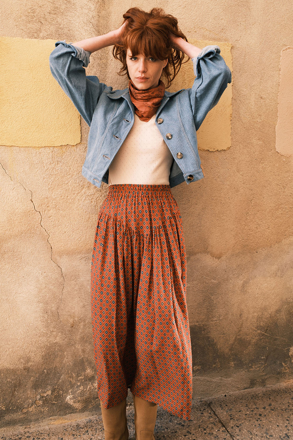 Jupe Léna imprimée fluide avec découpe en V, portée avec veste en jean courte, inspiration sudiste et rétro.