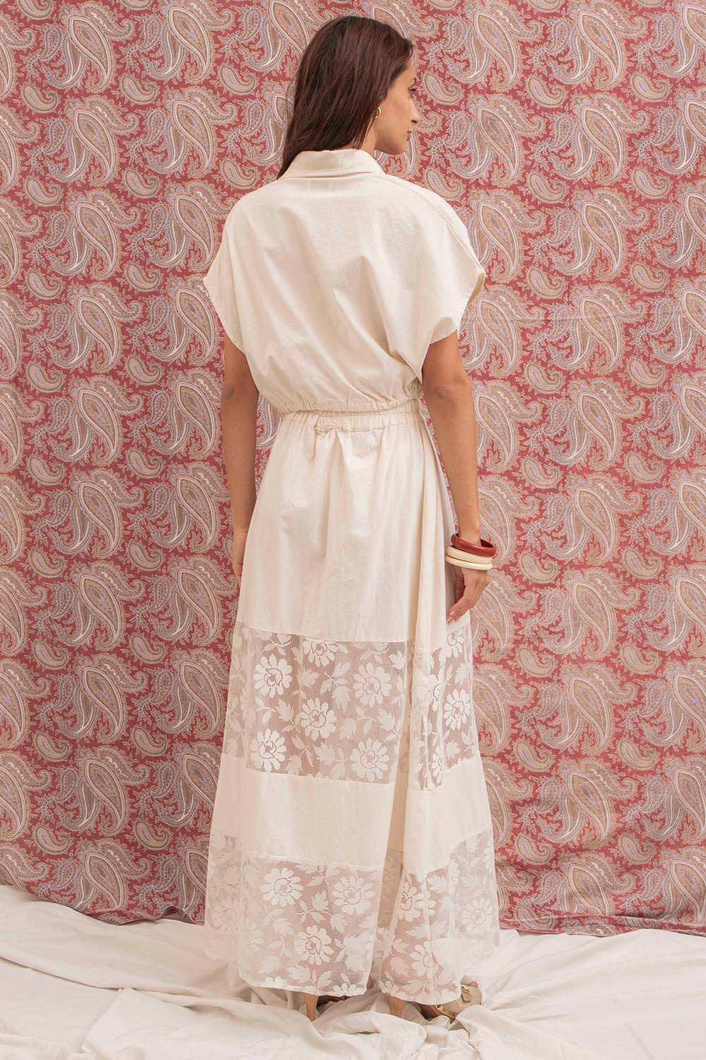 Vue arrière de la jupe Rosa à taille haute, coupe fluide et détails en dentelle ancienne, pièce unique La Treille.