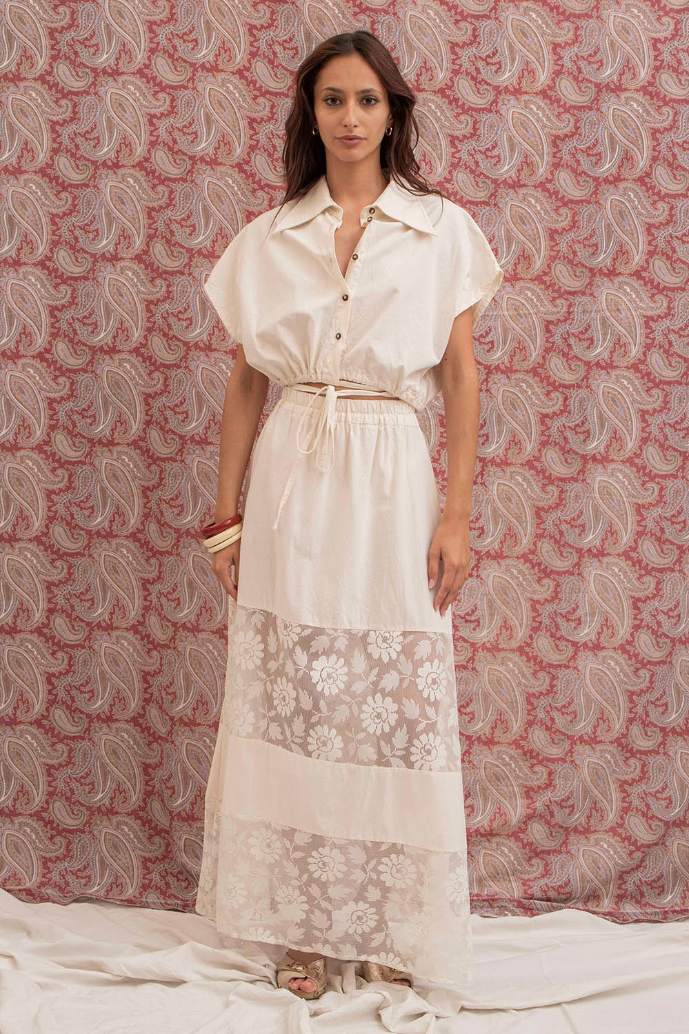 Jupe longue Rosa femme avec bandes de dentelle blanche ancienne, taille élastique, look raffiné et romantique.