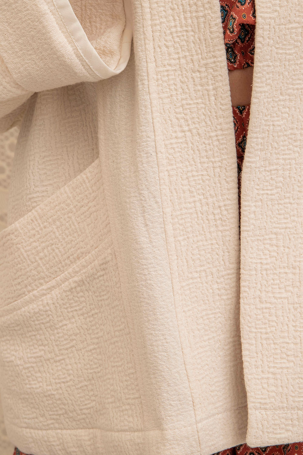 Zoom sur les poches et texture du Kimono Dalia – coton épais effet gaufré.