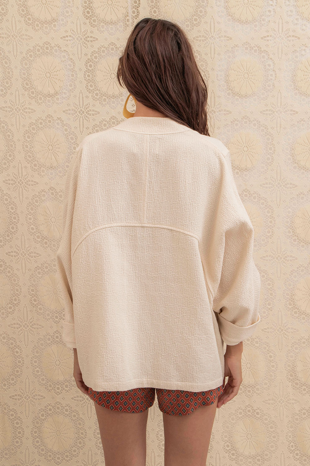 Vue de dos du Kimono Dalia – découpe arrondie et tombé fluide en coton naturel.