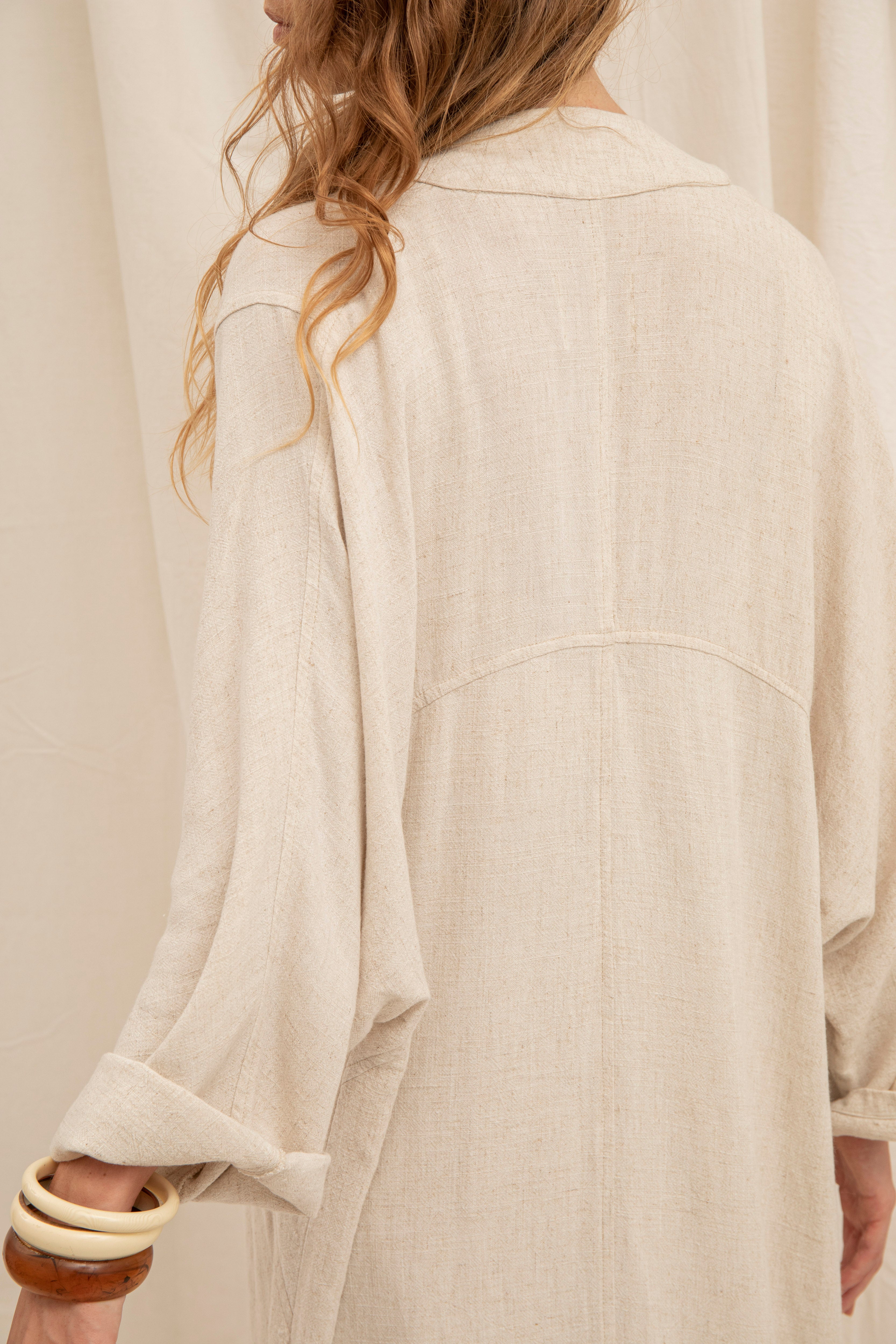 Détail du dos arrondi signature du kimono Emilie en lin naturel, matière douce et lumineuse – La Treille Maison Ensoleillée.