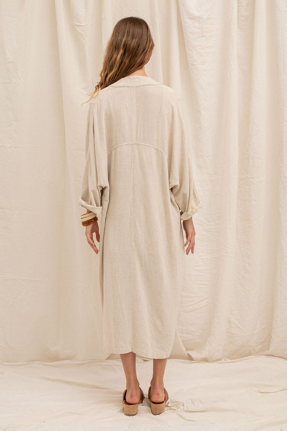Vue arrière du kimono Emilie, longueur mi-mollet et volume ample, en lin naturel – La Treille Maison Ensoleillée.
