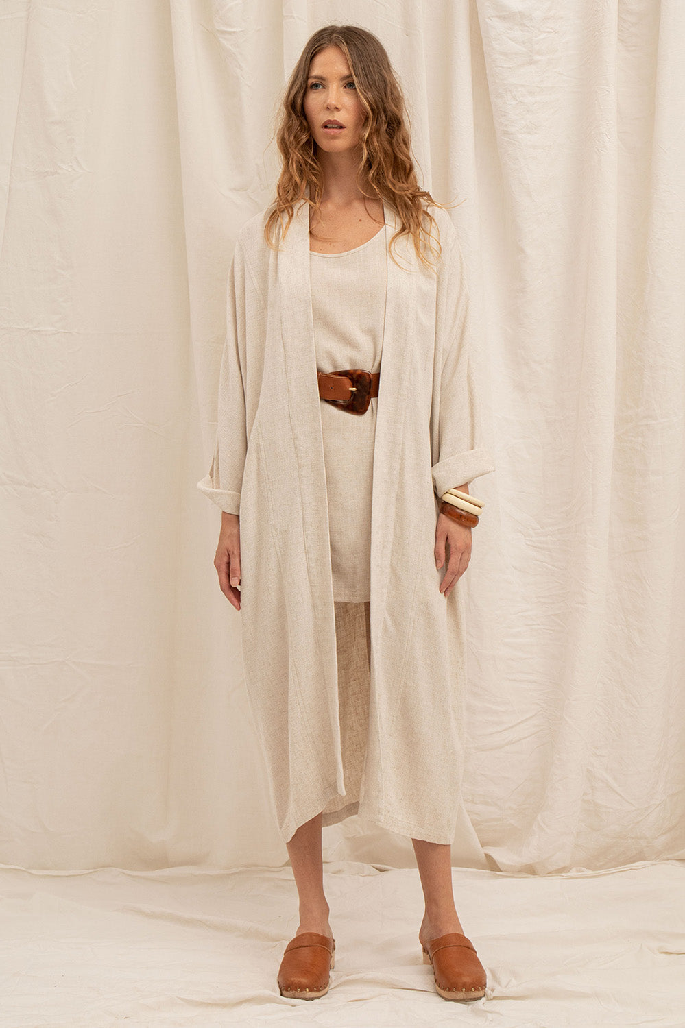 Kimono Emilie en lin naturel ceinturé à la taille, manches chauve-souris et tombé fluide – La Treille Maison Ensoleillée.