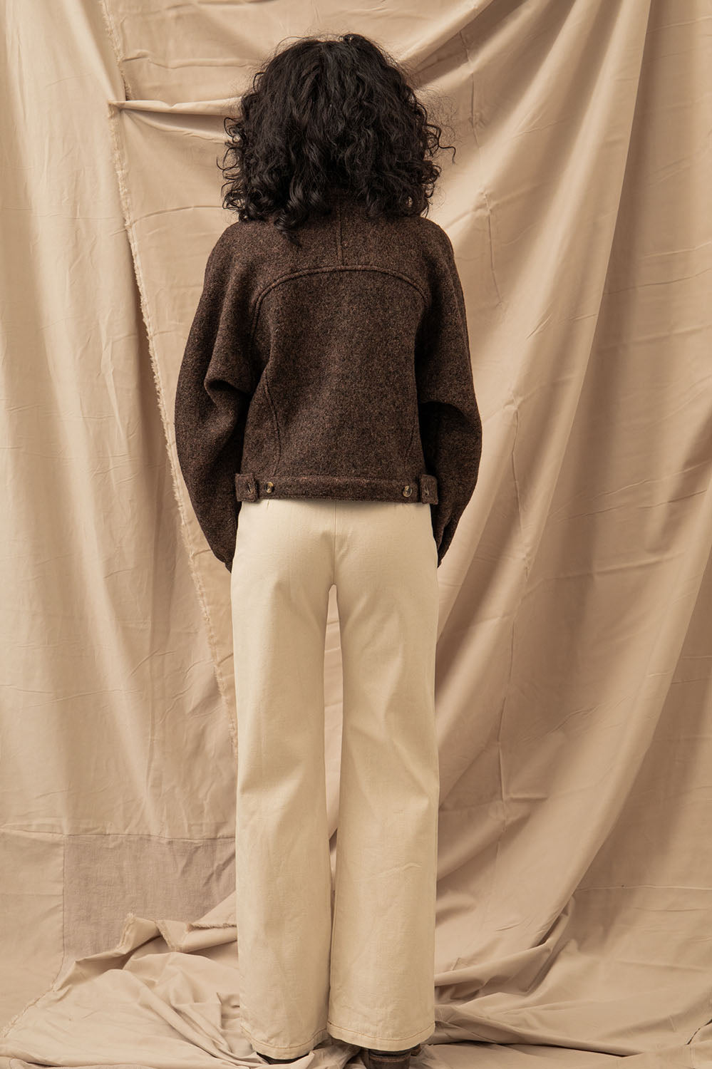 Vue dos du blouson Emilia en laine marron, pattes réglables et découpe dos