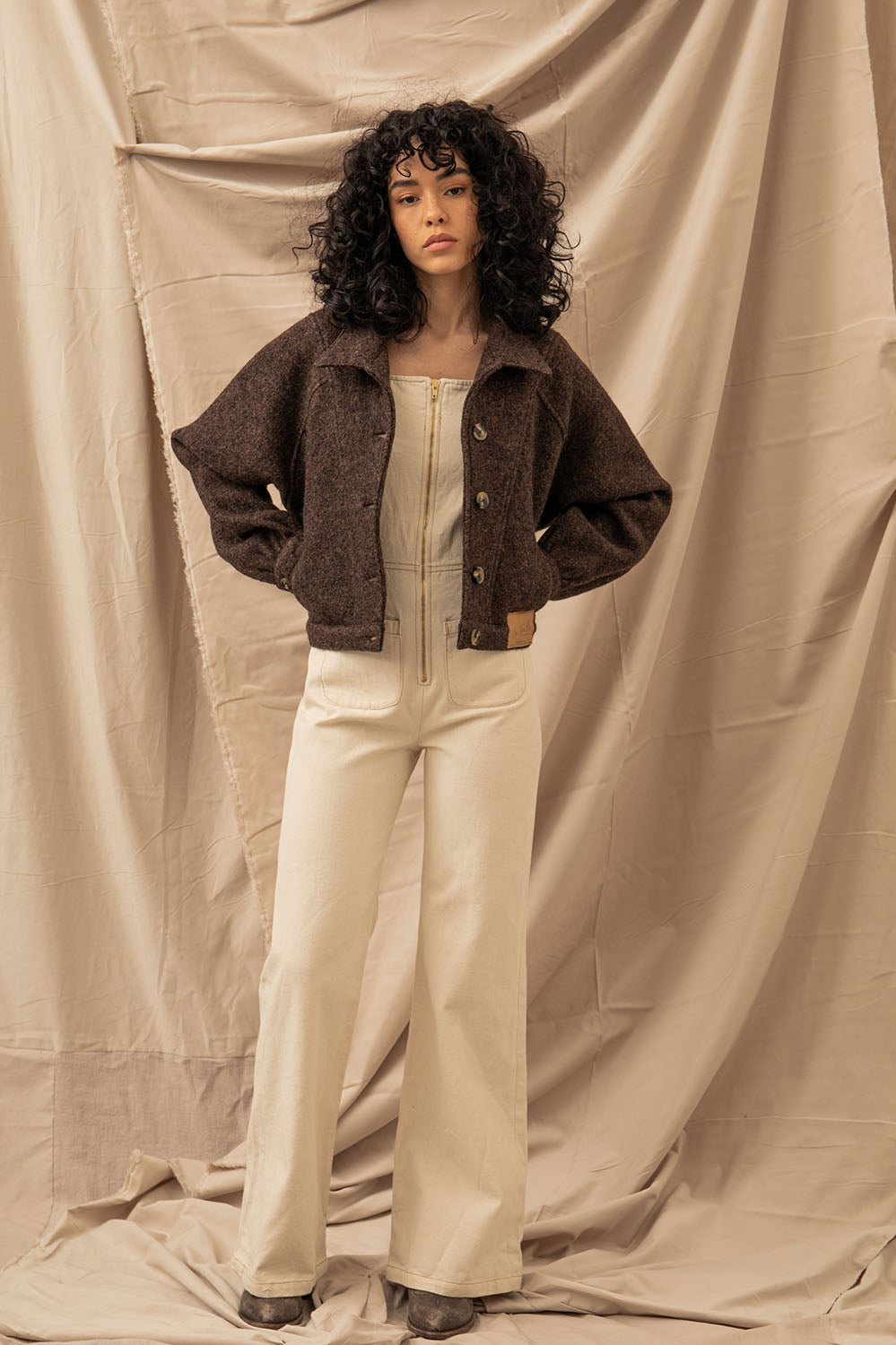 Blouson Emilia en laine marron chiné porté ouvert, coupe vintage