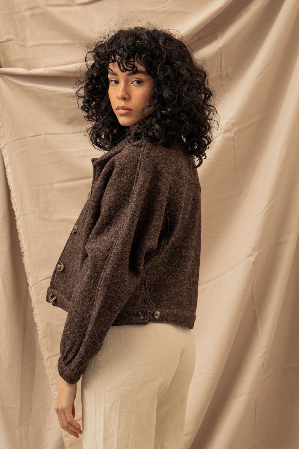 Profil du blouson court Emilia en laine marron chiné