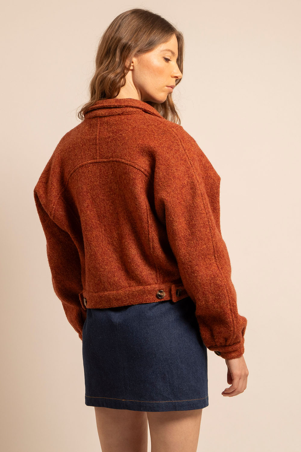 Blouson Emilia vu de dos, laine chinée et pattes boutonnées à la taille