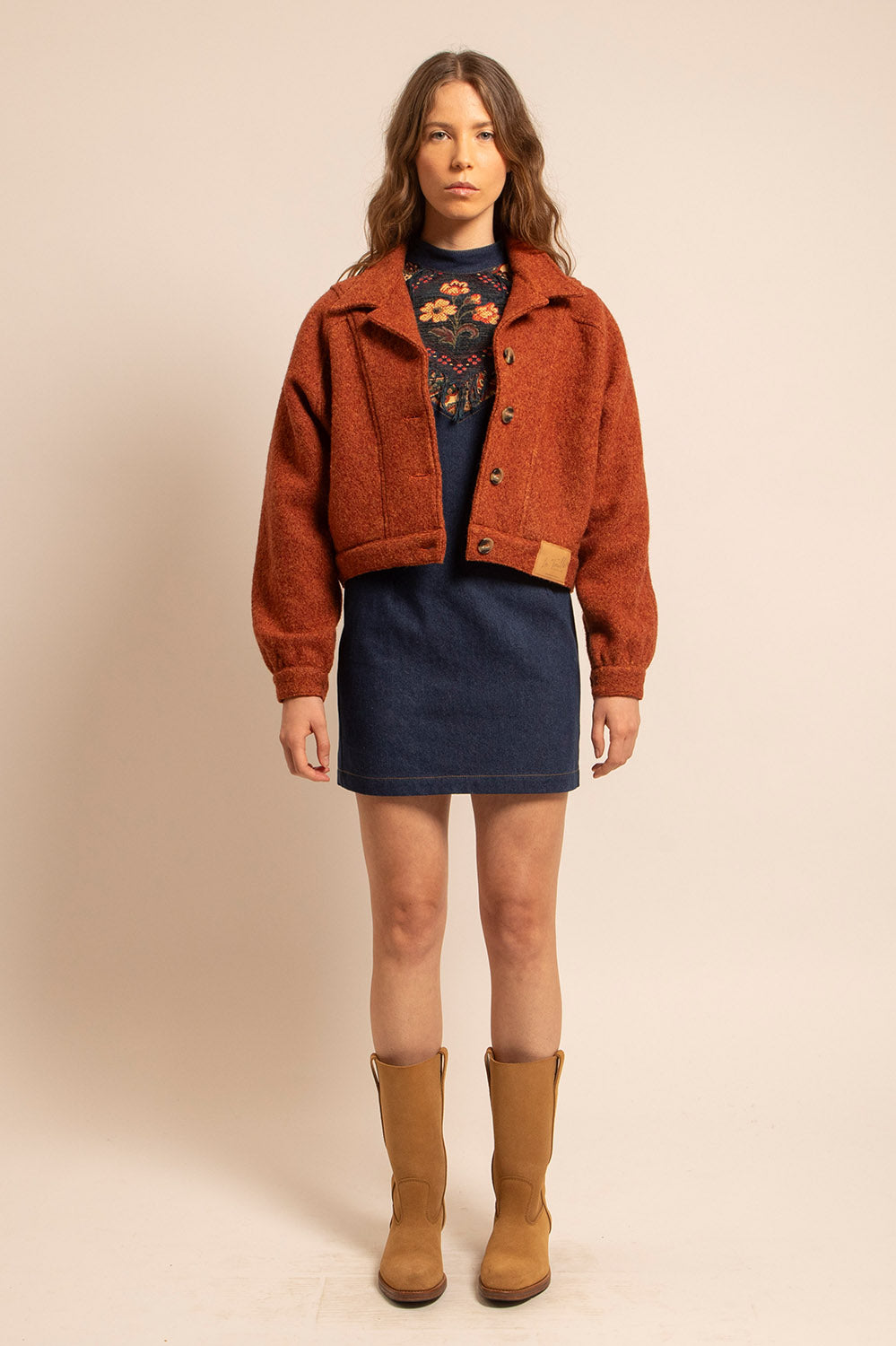 Blouson Emilia court en laine rouille chiné porté ouvert, vue de face