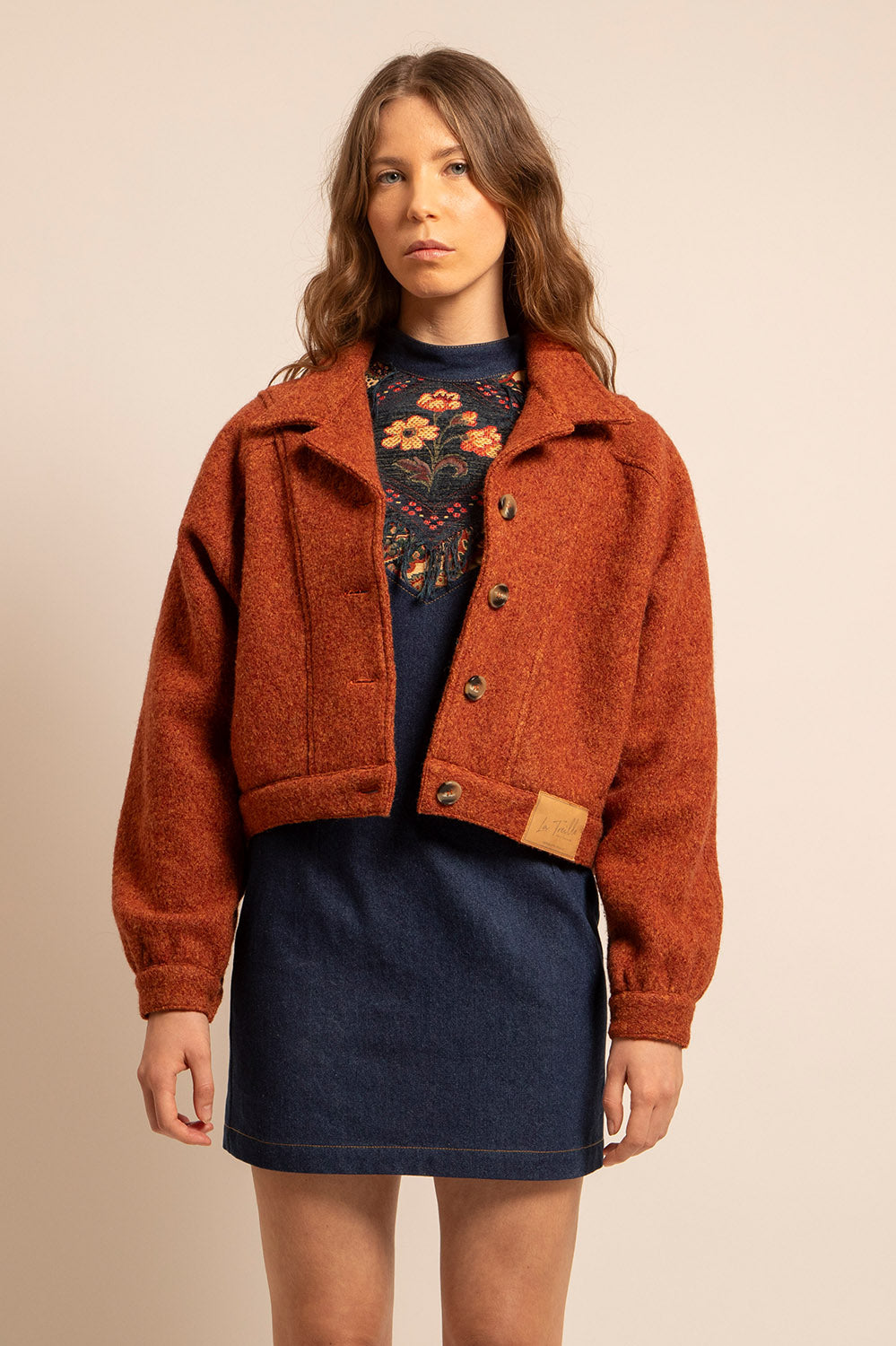 Profil du blouson Emilia en laine rouille, coupe droite et matière texturée