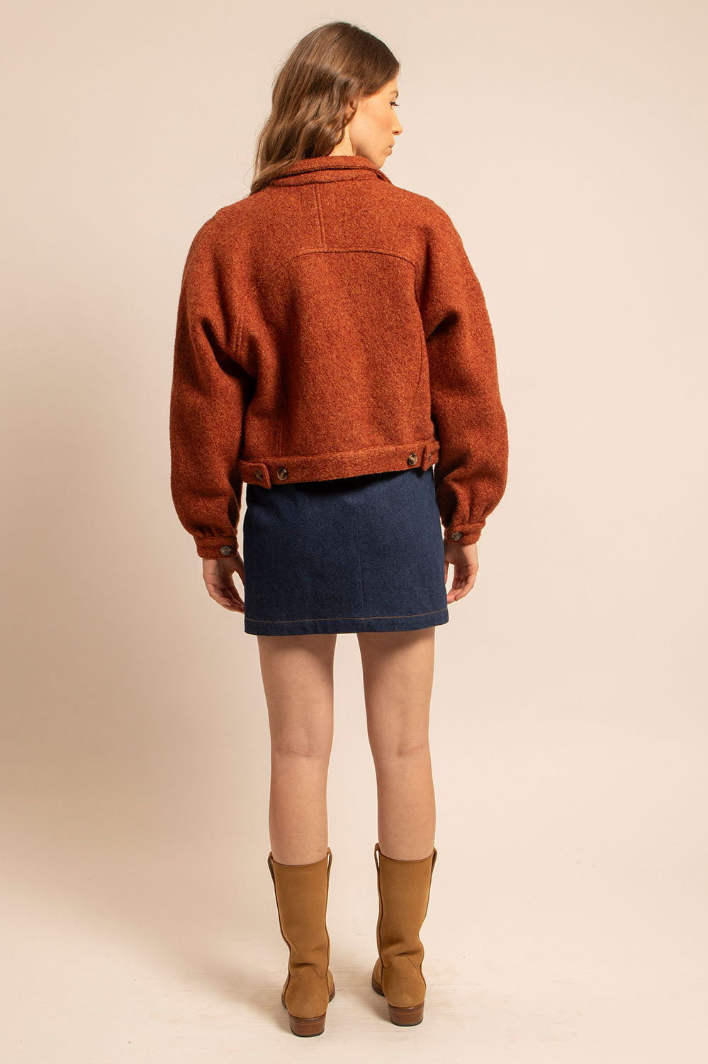 Zoom sur le blouson Emilia rouille, boutons marbrés et découpes épaules