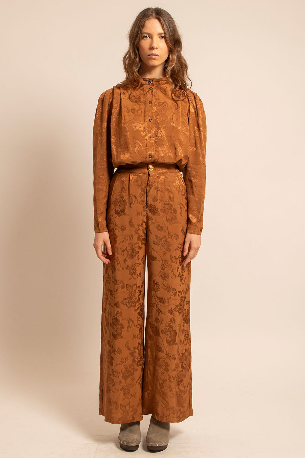 Femme portant la chemise Livia en jacquard cognac, associée à un pantalon taille haute ton sur ton.