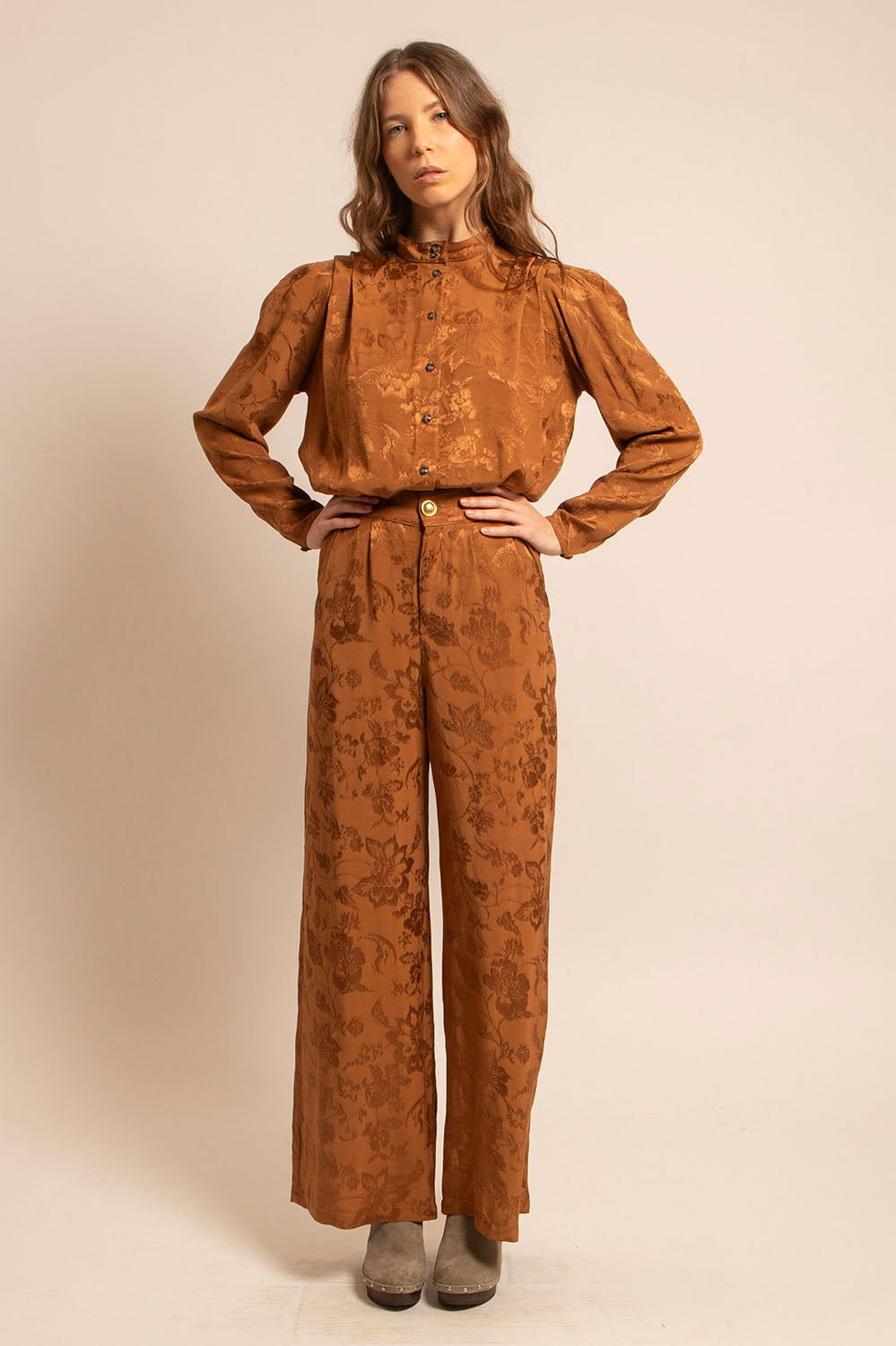 Silhouette complète avec la chemise Livia rentrée dans un pantalon ample.