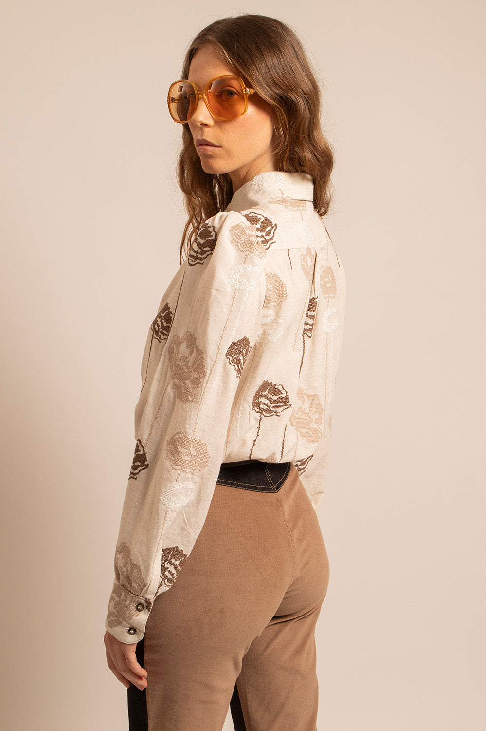 Vue de trois quarts arrière de la chemise Sandy, mettant en valeur la coupe et les détails des broderies.