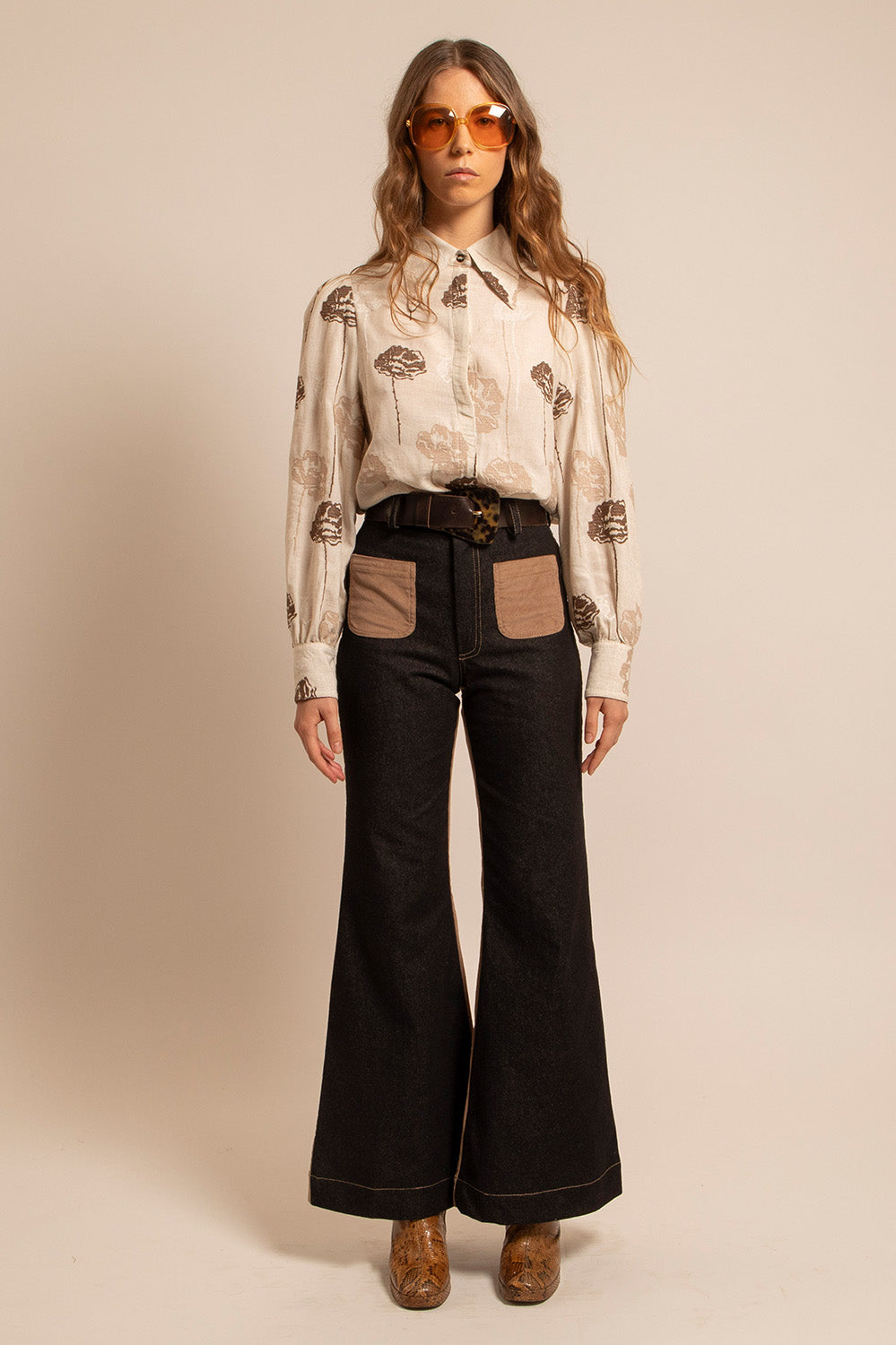 Vue de face de la chemise Sandy portée, avec ses broderies florales en point de croix et col large rétro.