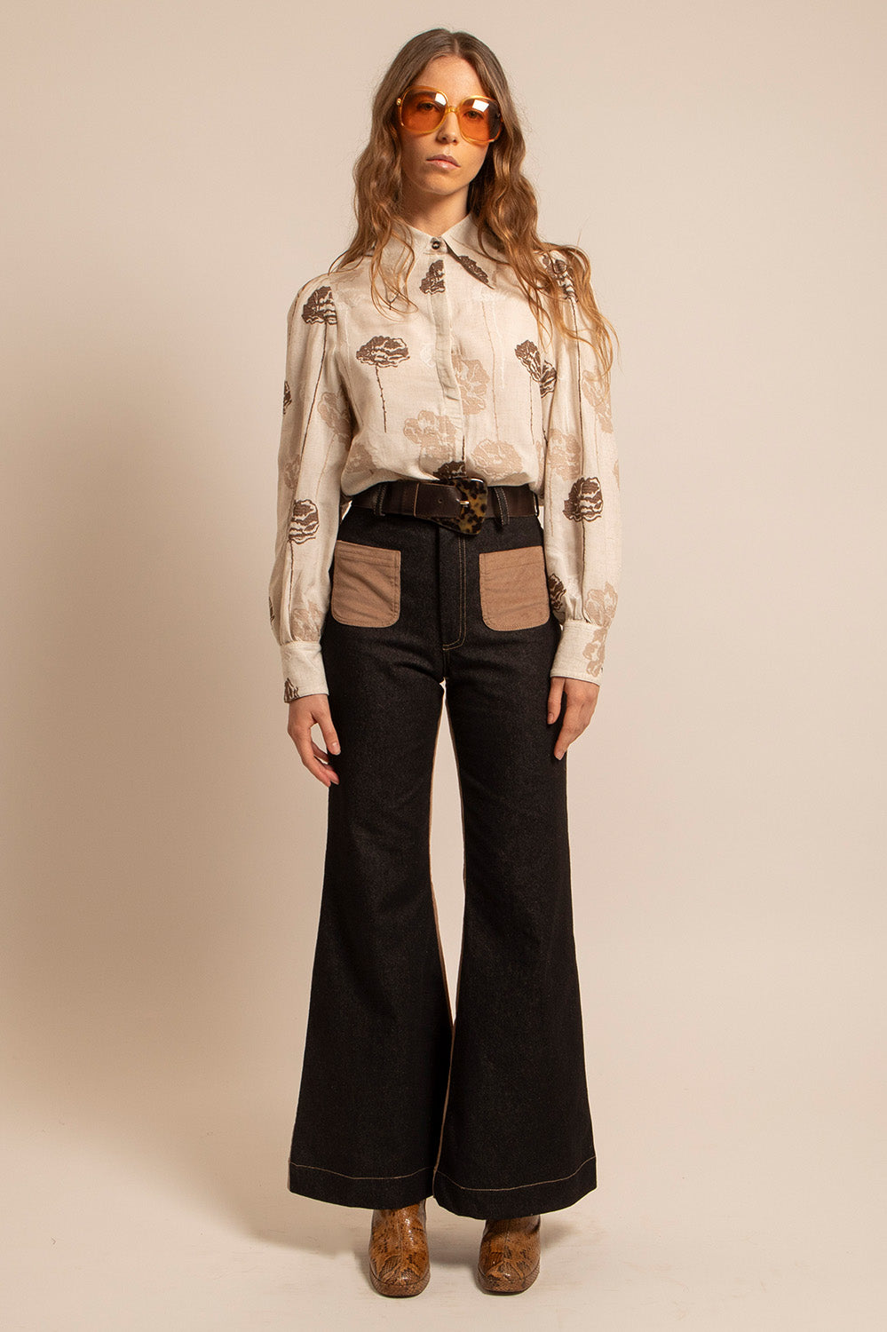 Silhouette complète de la chemise Sandy portée avec un pantalon flare, look vintage chic.